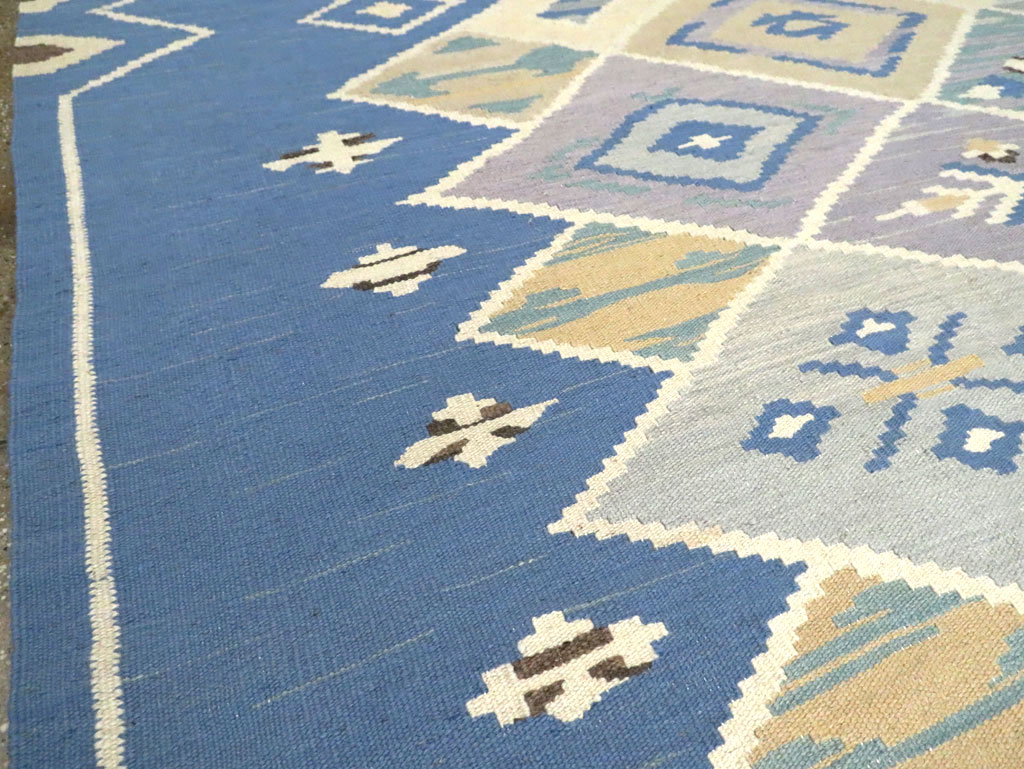 Swedish Inspired Contemporary Turkish Flatweave Kilim Room Size Carpet, No.29760 - Galerie Shabab