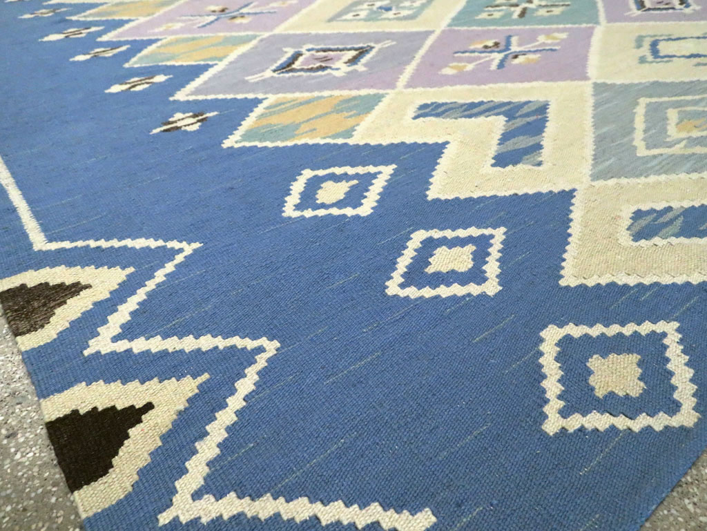 Swedish Inspired Contemporary Turkish Flatweave Kilim Room Size Carpet, No.29760 - Galerie Shabab