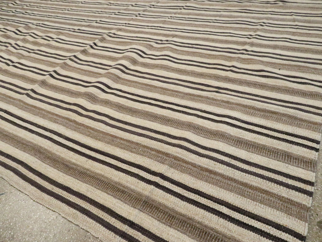 Large Modern Turkish Flatweave Kilim, No.29786 - Galerie Shabab