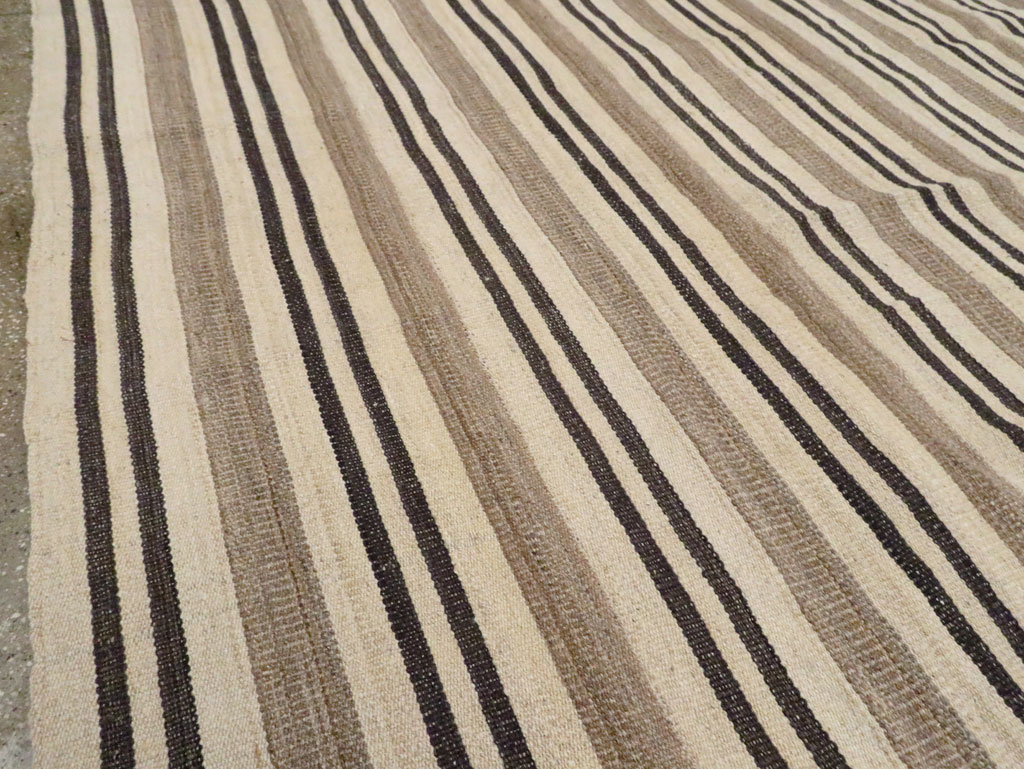 Modern Persian Flatweave Kilim Large Room Size Carpet, No.29788 - Galerie Shabab