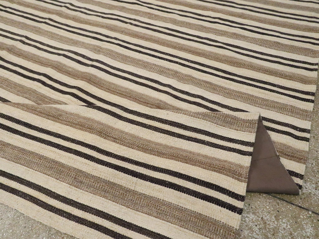 Modern Persian Flatweave Kilim Large Room Size Carpet, No.29788 - Galerie Shabab