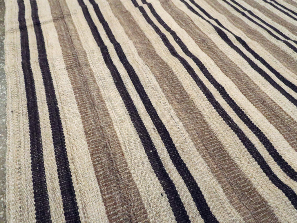 Modern Turkish Flatweave Kilim Room Size Carpet, No.29789 - Galerie Shabab