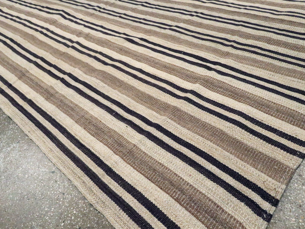 Modern Turkish Flatweave Kilim Room Size Carpet, No.29789 - Galerie Shabab