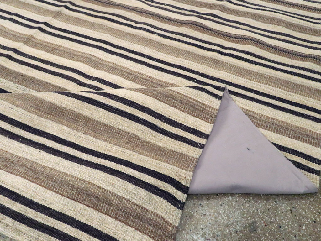Modern Turkish Flatweave Kilim Room Size Carpet, No.29789 - Galerie Shabab