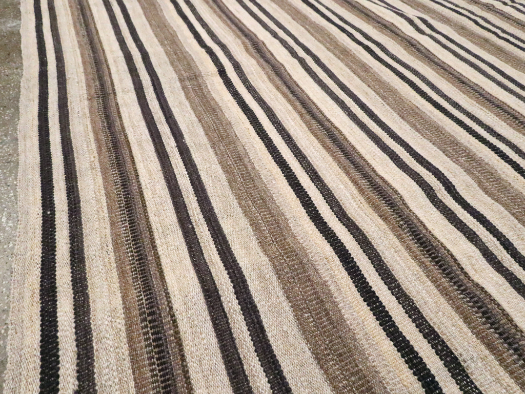 Modern Turkish Flatweave Kilim Room Size Carpet, No.29791 - Galerie Shabab