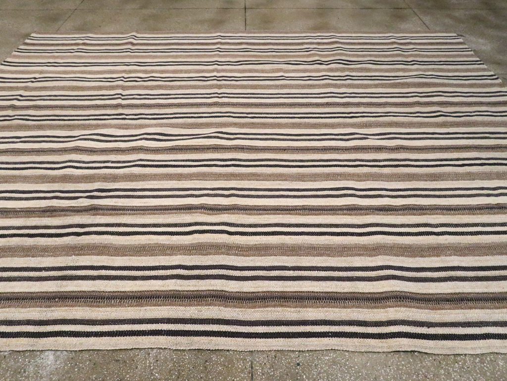 Modern Turkish Flatweave Kilim Room Size Carpet, No.29791 - Galerie Shabab
