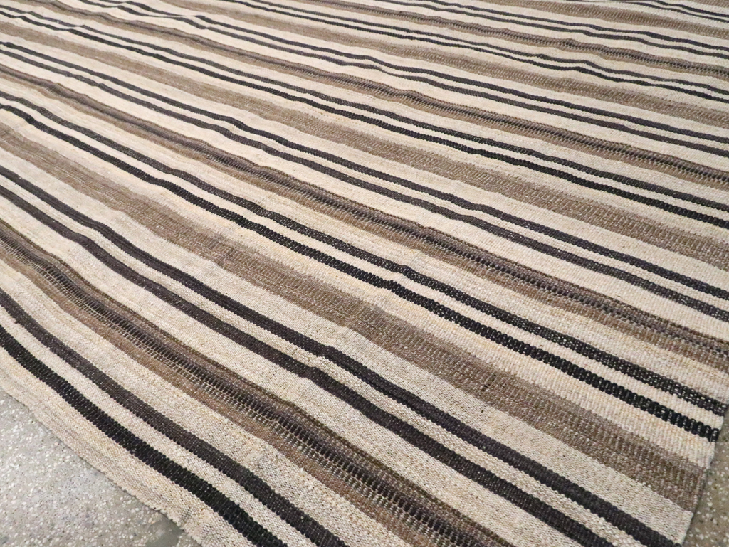 Modern Turkish Flatweave Kilim Room Size Carpet, No.29791 - Galerie Shabab