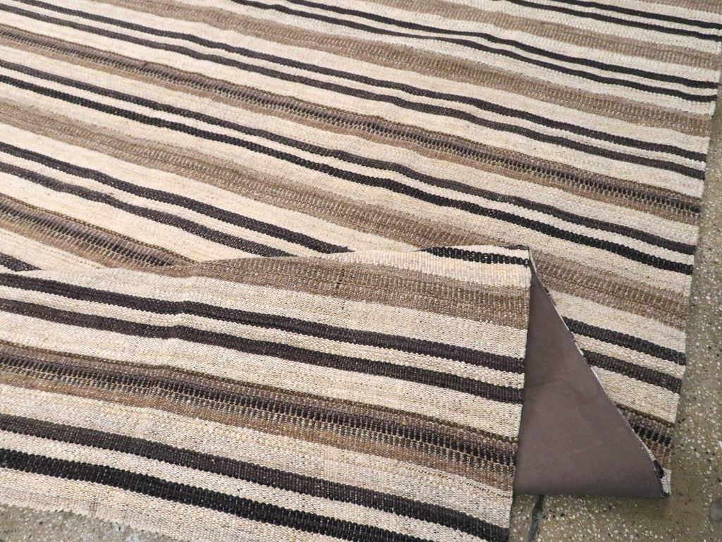 Modern Turkish Flatweave Kilim Room Size Carpet, No.29791 - Galerie Shabab