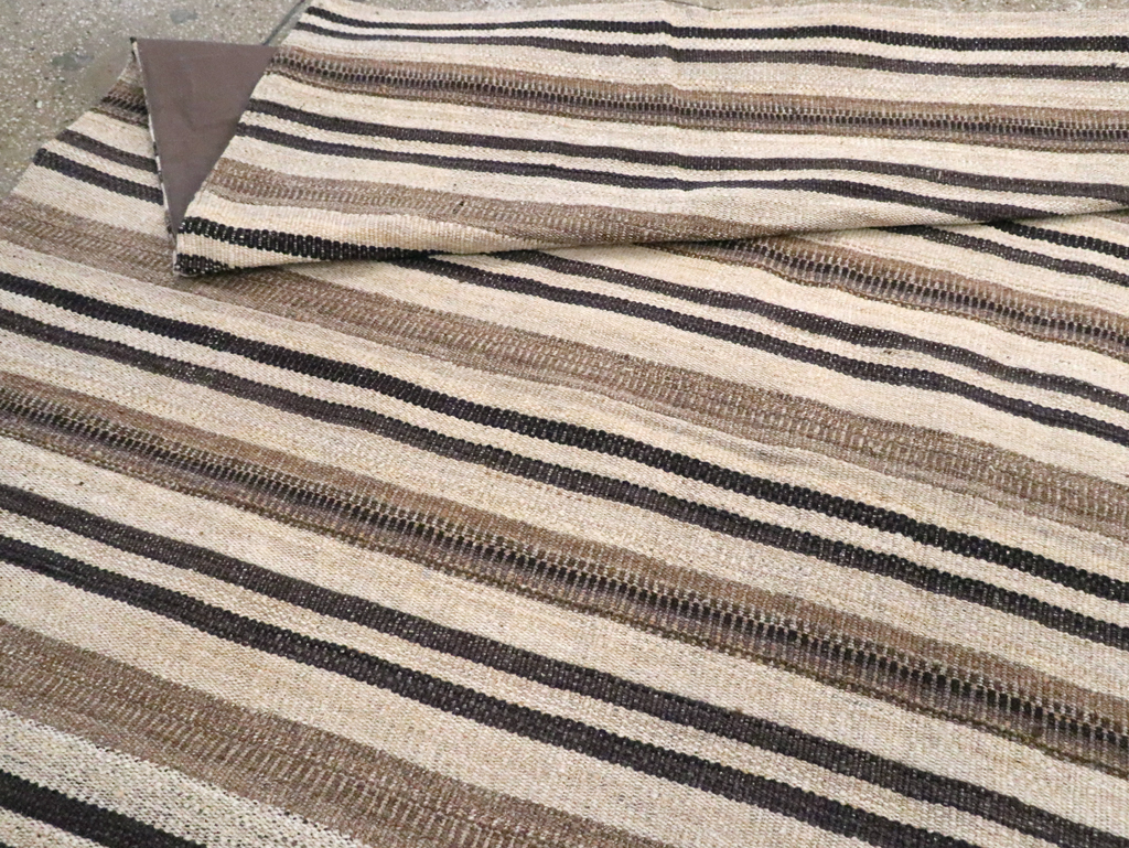 Modern Turkish Flatweave Kilim Room Size Carpet, No.29791 - Galerie Shabab