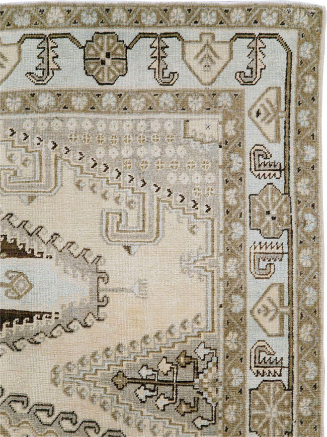 Vintage Persian Veece Accent Carpet, No.29839 - Galerie Shabab