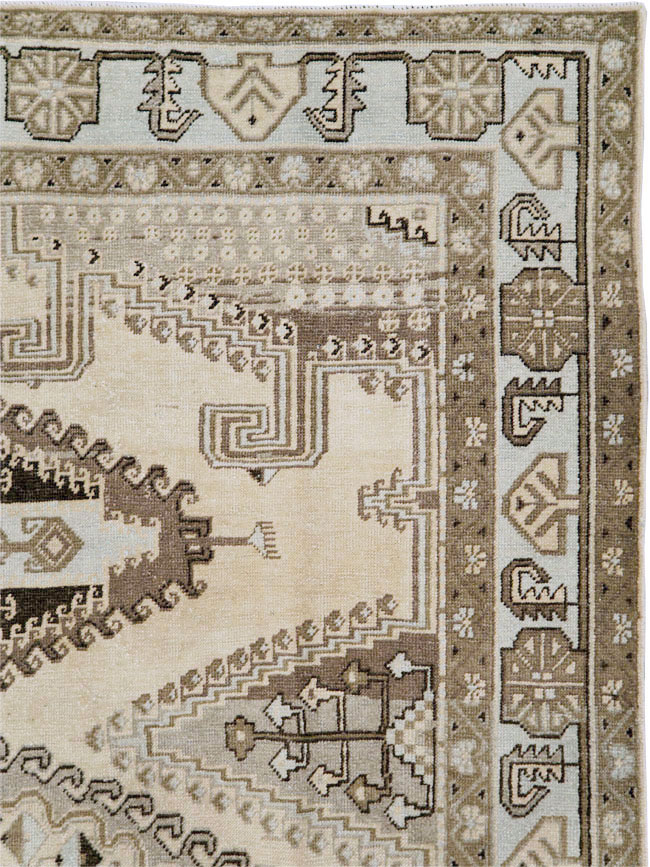 Vintage Persian Veece Accent Carpet, No.29839 - Galerie Shabab