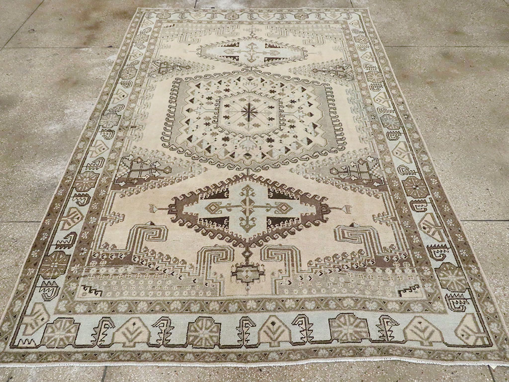 Vintage Persian Veece Accent Carpet, No.29839 - Galerie Shabab