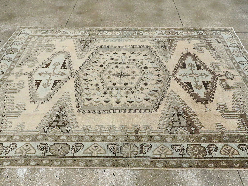 Vintage Persian Veece Accent Carpet, No.29839 - Galerie Shabab