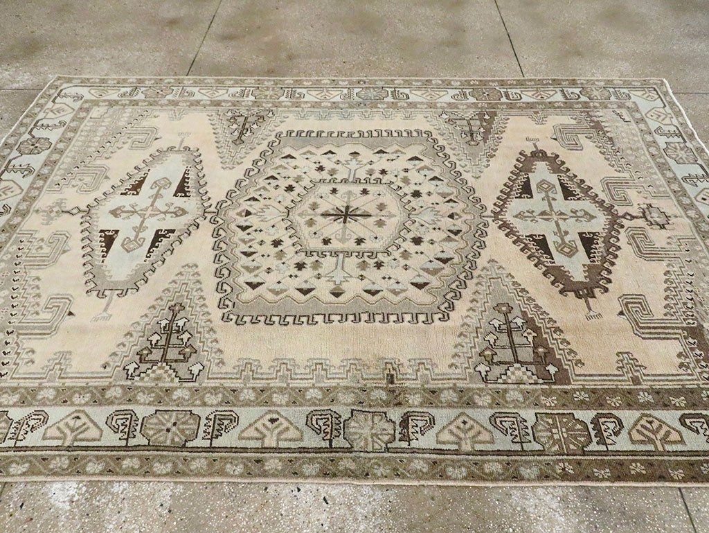 Vintage Persian Veece Accent Carpet, No.29839 - Galerie Shabab
