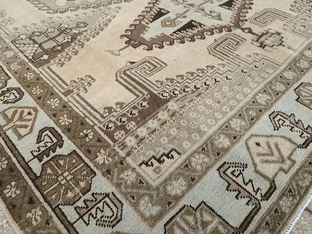 Vintage Persian Veece Accent Carpet, No.29839 - Galerie Shabab