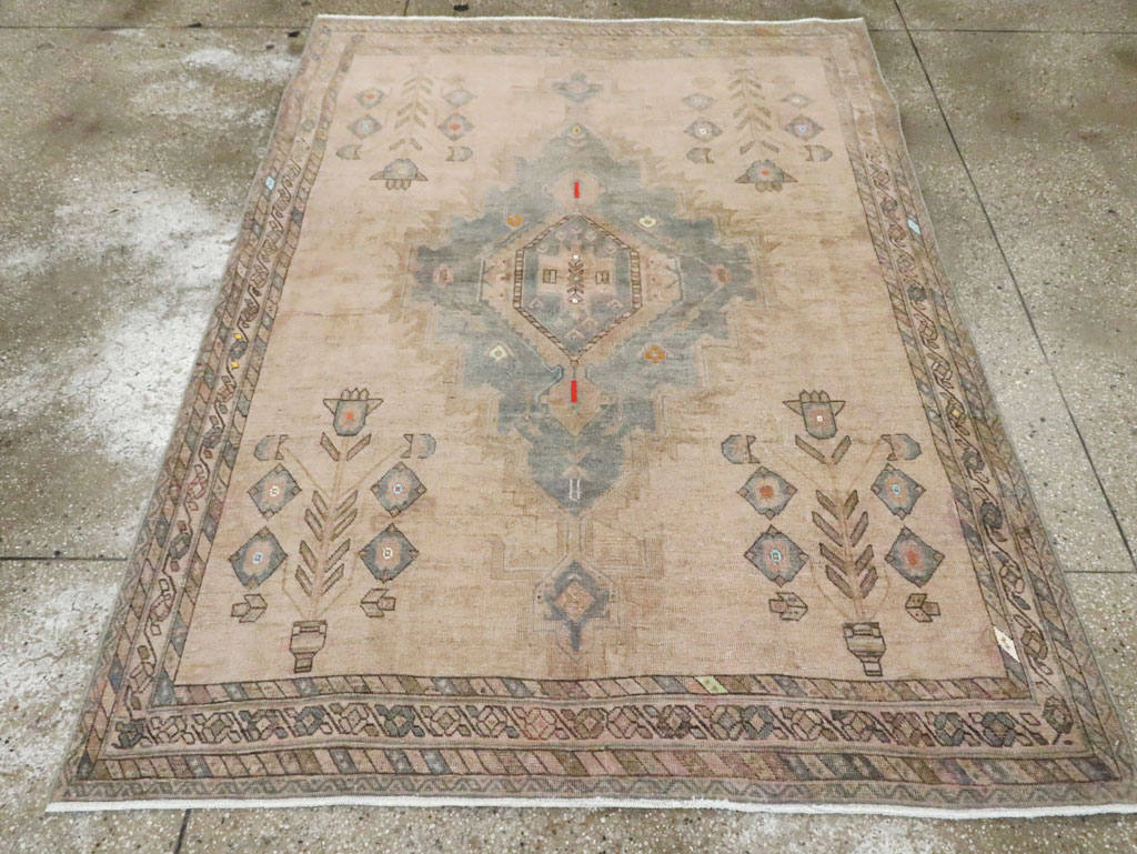 Vintage Persian Shiraz Accent Rug, No.29942 - Galerie Shabab