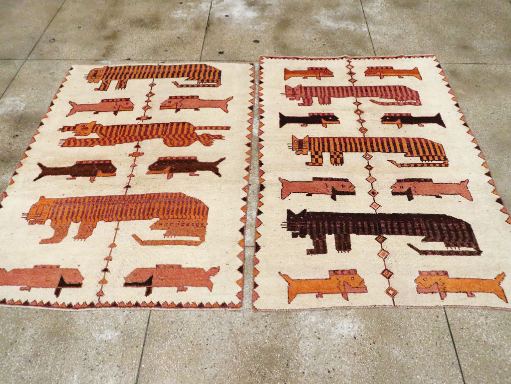 Vintage Persian Bakhtiari Pictorial Accent Rug (Pair: 2 of 2), No.30017 - Galerie Shabab