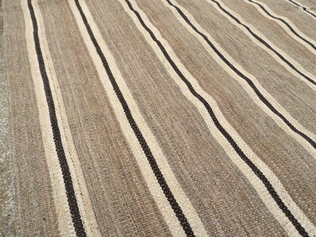 Rustic Modern Turkish Flatweave Kilim Room Size Carpet, No.30022 - Galerie Shabab