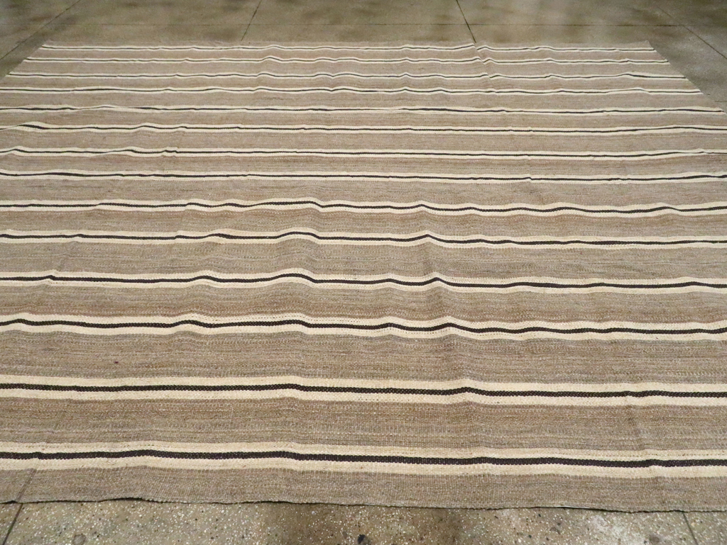 Rustic Modern Turkish Flatweave Kilim Room Size Carpet, No.30022 - Galerie Shabab