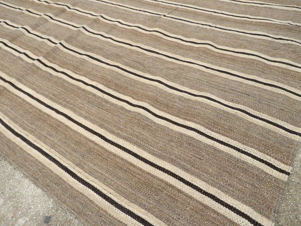 Rustic Modern Turkish Flatweave Kilim Room Size Carpet, No.30022 - Galerie Shabab