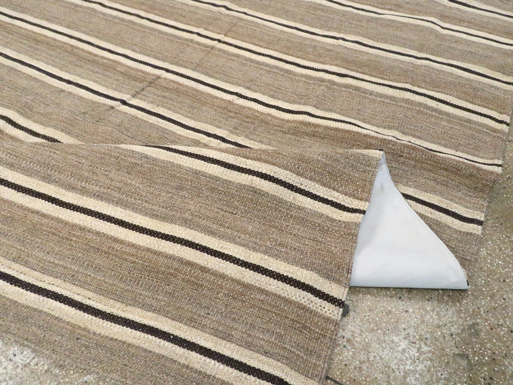 Rustic Modern Turkish Flatweave Kilim Room Size Carpet, No.30022 - Galerie Shabab