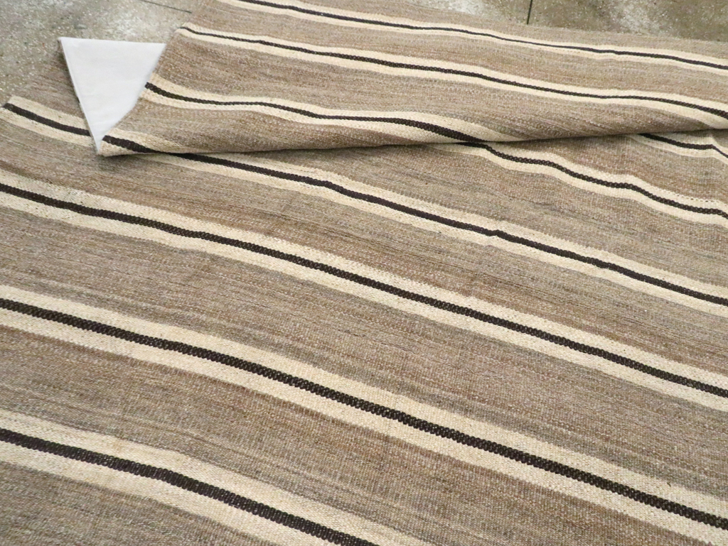 Rustic Modern Turkish Flatweave Kilim Room Size Carpet, No.30022 - Galerie Shabab