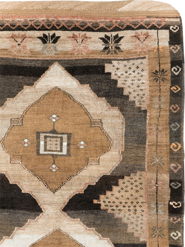Vintage Turkish Anatolian Square Room Size Carpet, No.30109 - Galerie Shabab
