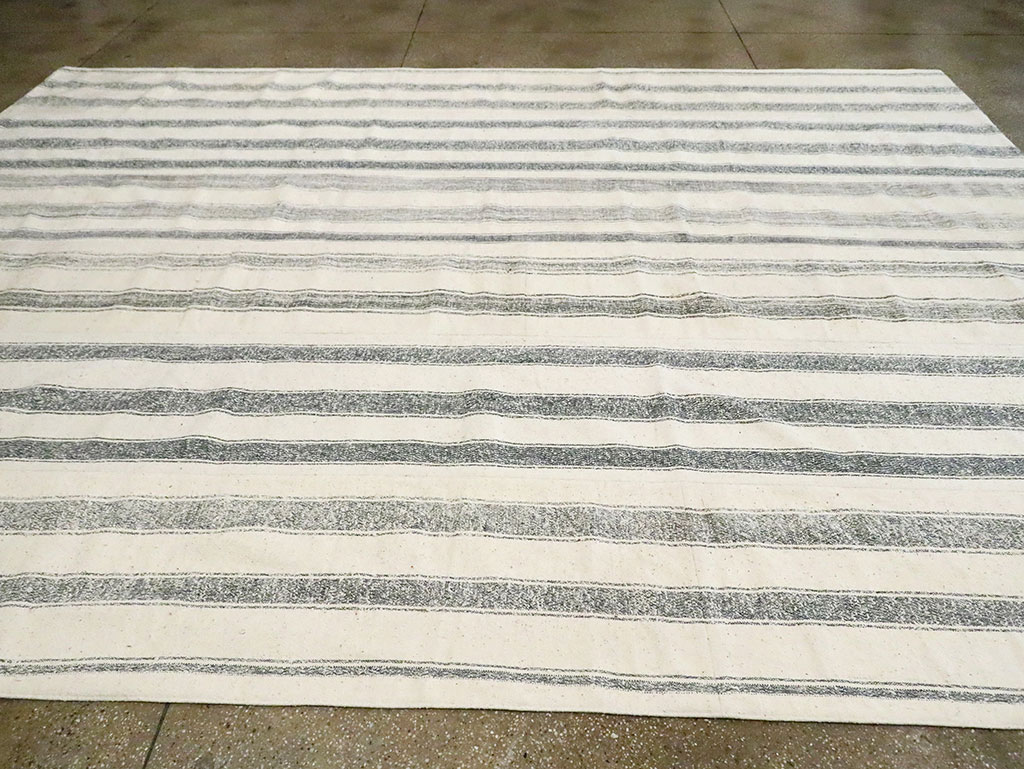 Mid-20th Century Room Size Turkish Flatweave Kilim, No.30120 - Galerie Shabab