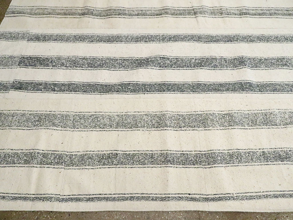 Mid-20th Century Room Size Turkish Flatweave Kilim, No.30120 - Galerie Shabab
