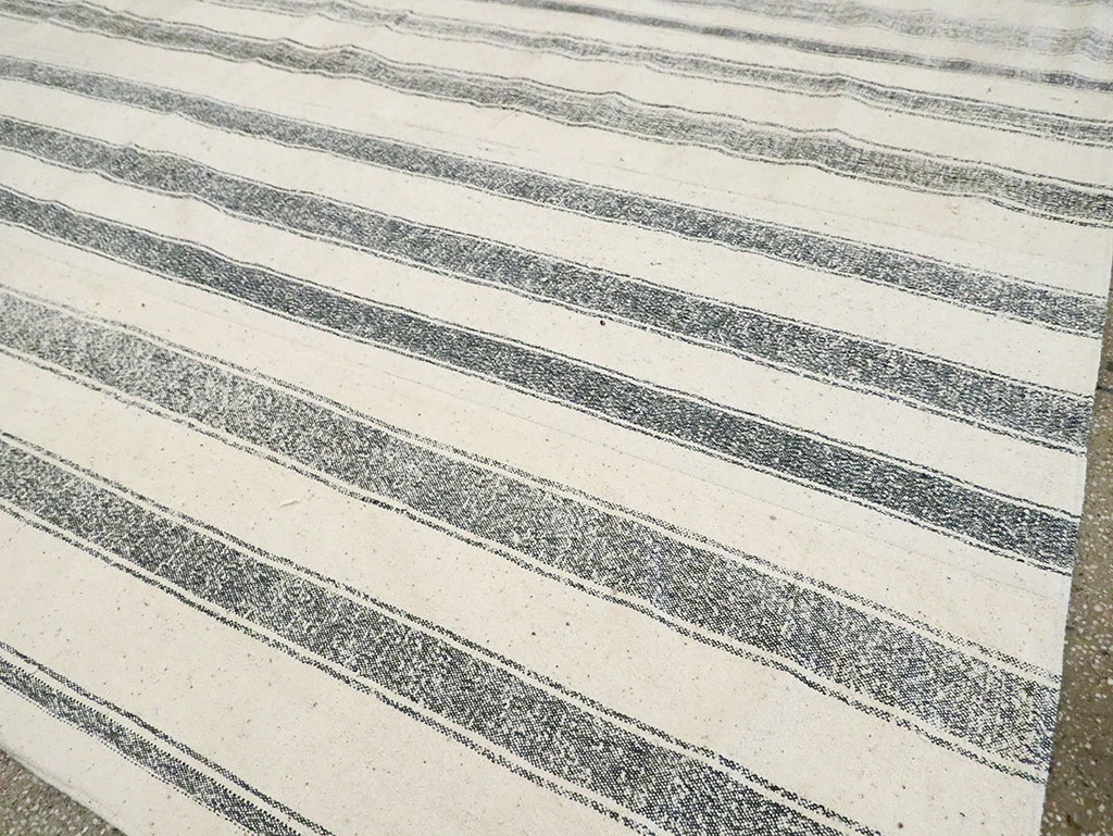 Mid-20th Century Room Size Turkish Flatweave Kilim, No.30120 - Galerie Shabab