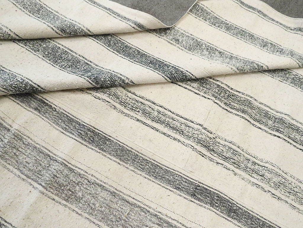 Mid-20th Century Room Size Turkish Flatweave Kilim, No.30120 - Galerie Shabab