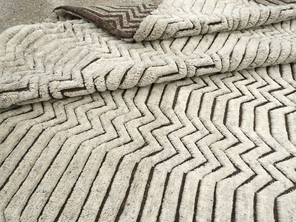 Contemporary Turkish Room Size Carpet, No.30127 - Galerie Shabab