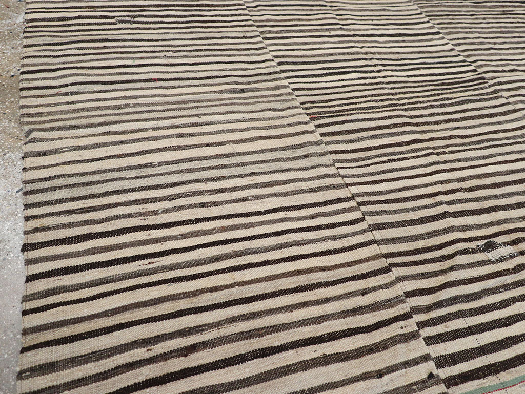 Vintage Persian Flatweave Kilim Room Size Carpet, No.30153 - Galerie Shabab