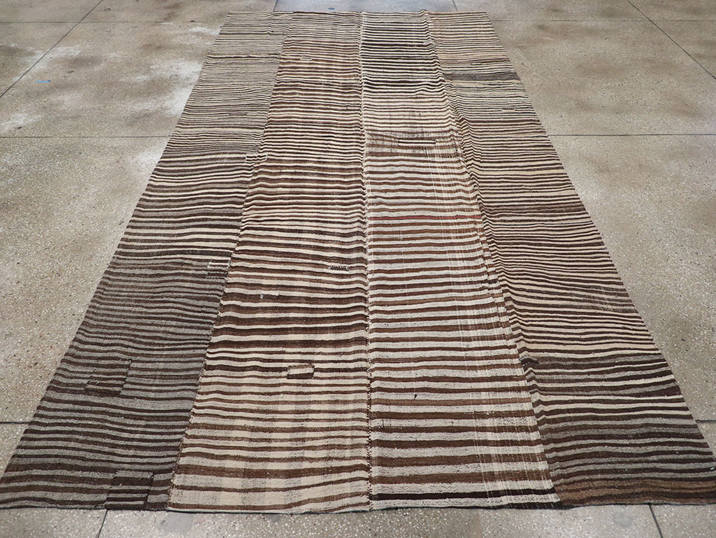 Vintage Persian Flatweave Kilim Room Size Carpet, No.30161 - Galerie Shabab