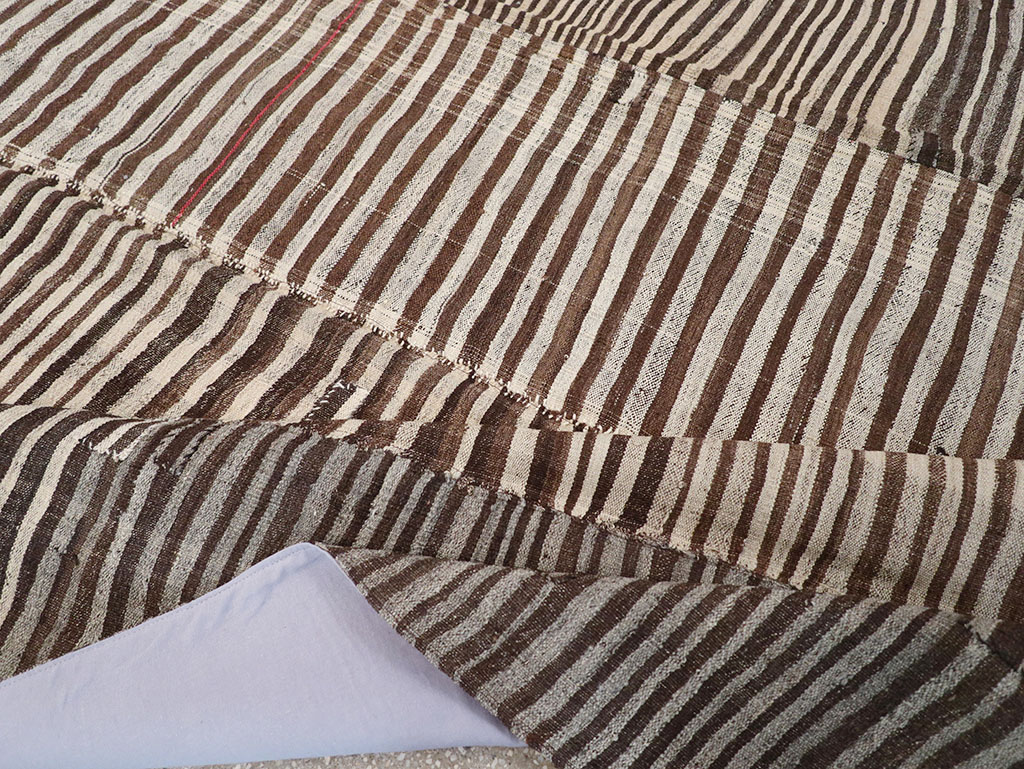 Vintage Persian Flatweave Kilim Room Size Carpet, No.30161 - Galerie Shabab