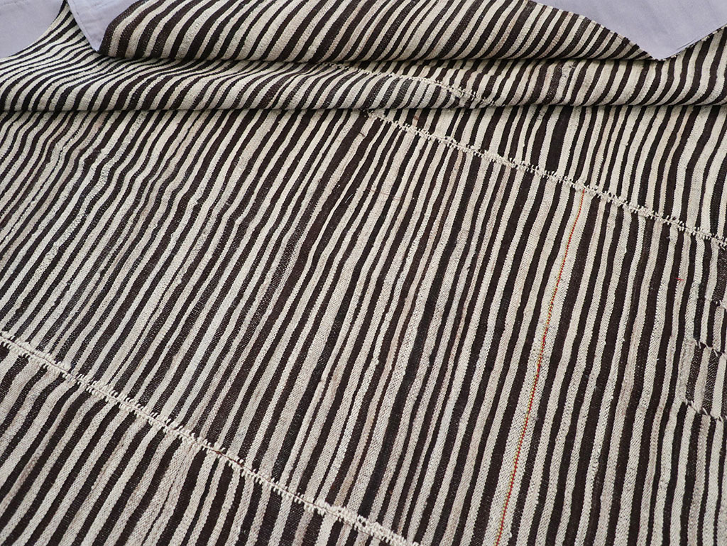 Vintage Persian Flatweave Kilim Accent Carpet, No.30162 - Galerie Shabab