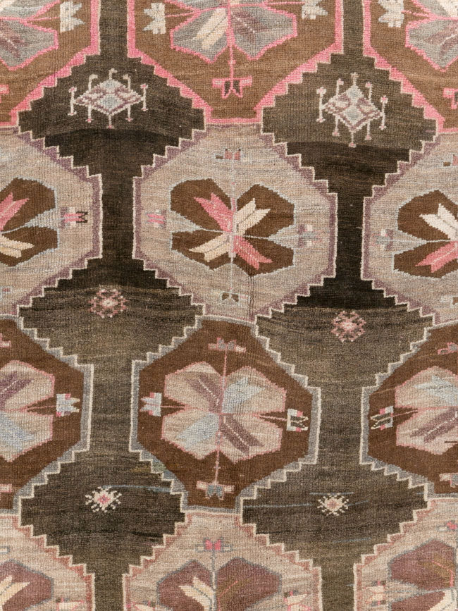 Vintage Anatolian Room Size Carpet, No.30224 - Galerie Shabab