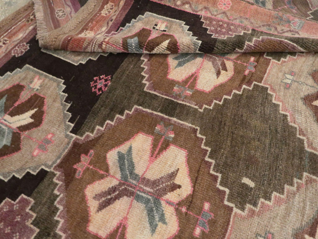 Vintage Anatolian Room Size Carpet, No.30224 - Galerie Shabab