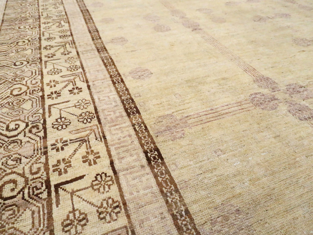Modern East Turkestan Khotan Room Size Carpet, No.30270 - Galerie Shabab