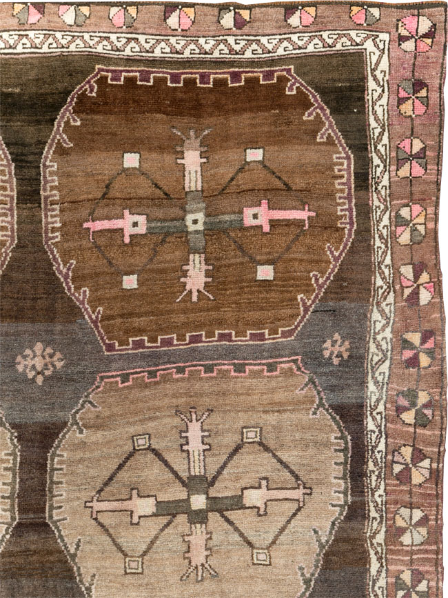 Vintage Turkish Anatolian Room Size Carpet, No.30278 - Galerie Shabab
