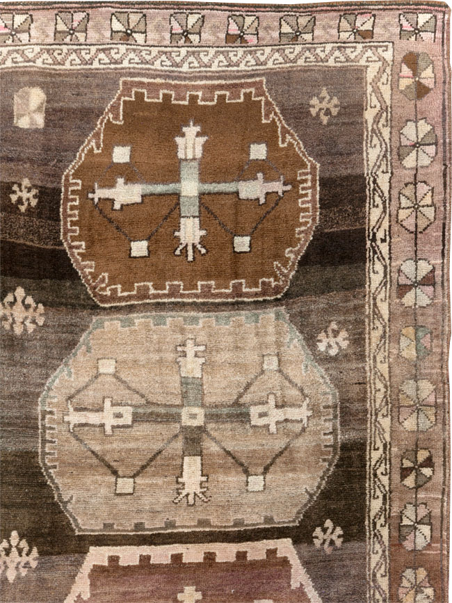 Vintage Turkish Anatolian Room Size Carpet, No.30278 - Galerie Shabab