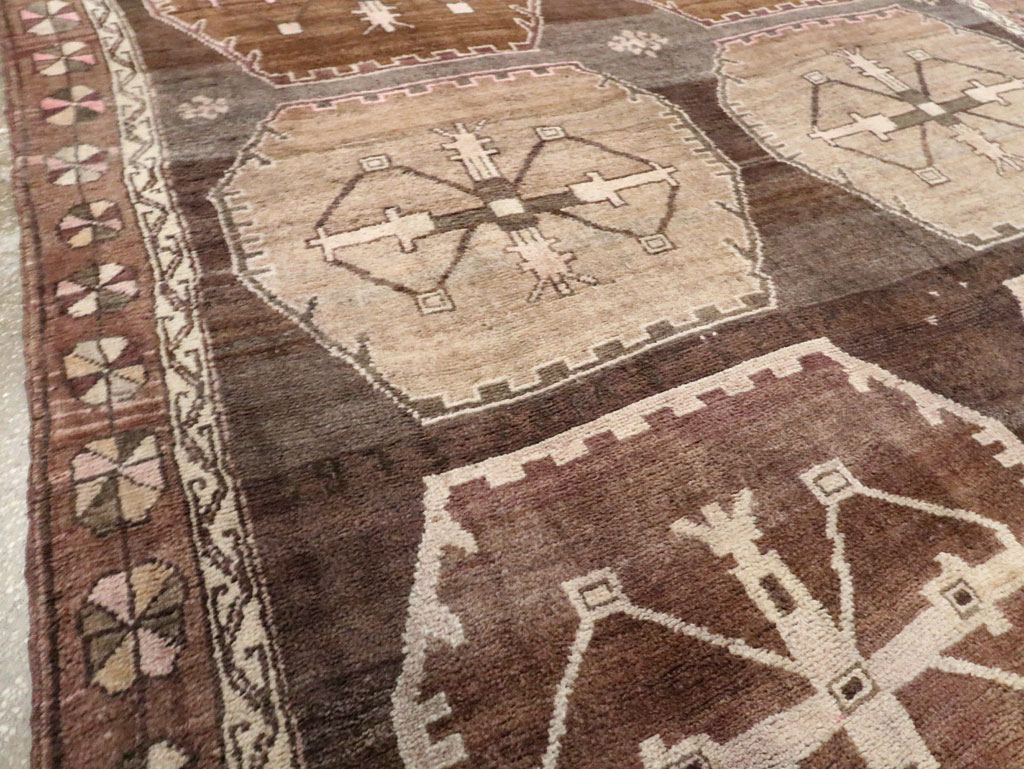 Vintage Turkish Anatolian Room Size Carpet, No.30278 - Galerie Shabab