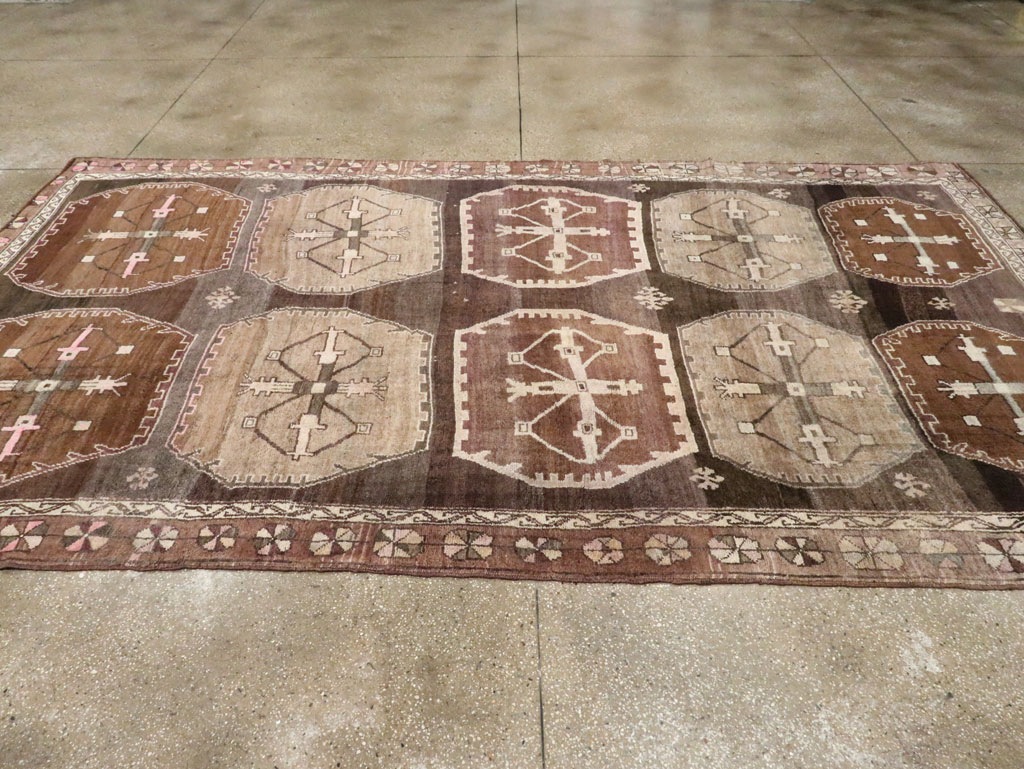 Vintage Turkish Anatolian Room Size Carpet, No.30278 - Galerie Shabab
