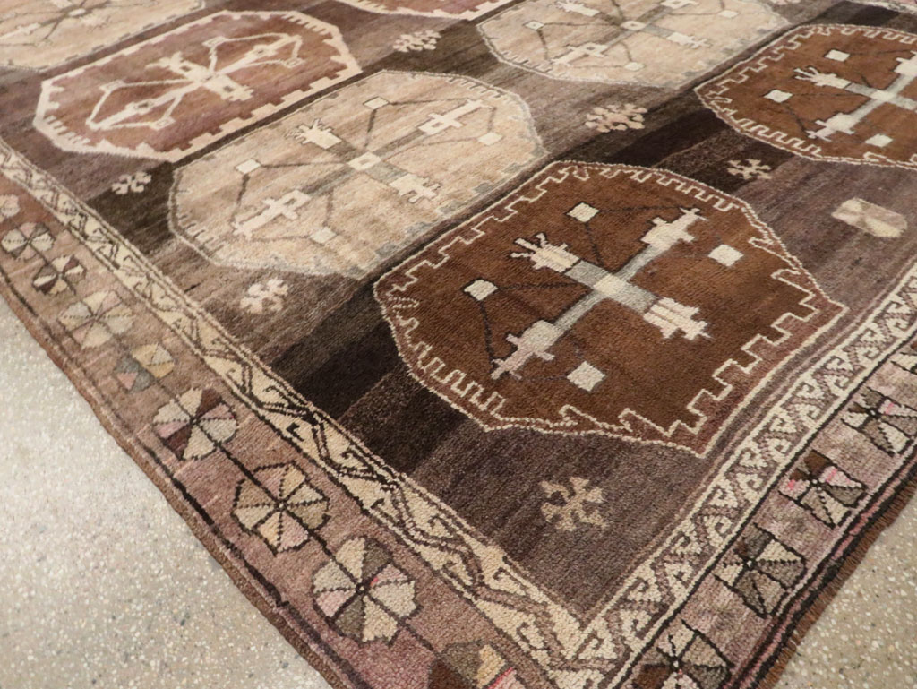 Vintage Turkish Anatolian Room Size Carpet, No.30278 - Galerie Shabab