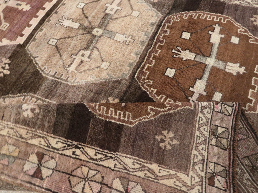 Vintage Turkish Anatolian Room Size Carpet, No.30278 - Galerie Shabab