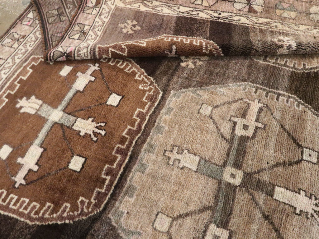 Vintage Turkish Anatolian Room Size Carpet, No.30278 - Galerie Shabab