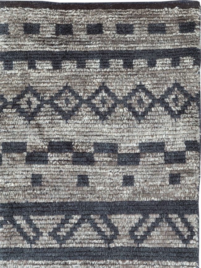 Contemporary Moroccan Inspired Accent Rug, No.30305 - Galerie Shabab