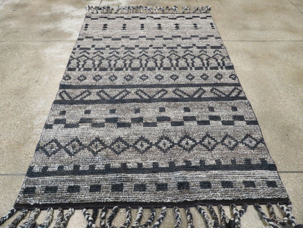 Contemporary Moroccan Inspired Accent Rug, No.30305 - Galerie Shabab