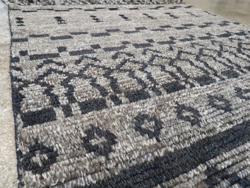 Contemporary Moroccan Inspired Accent Rug, No.30305 - Galerie Shabab