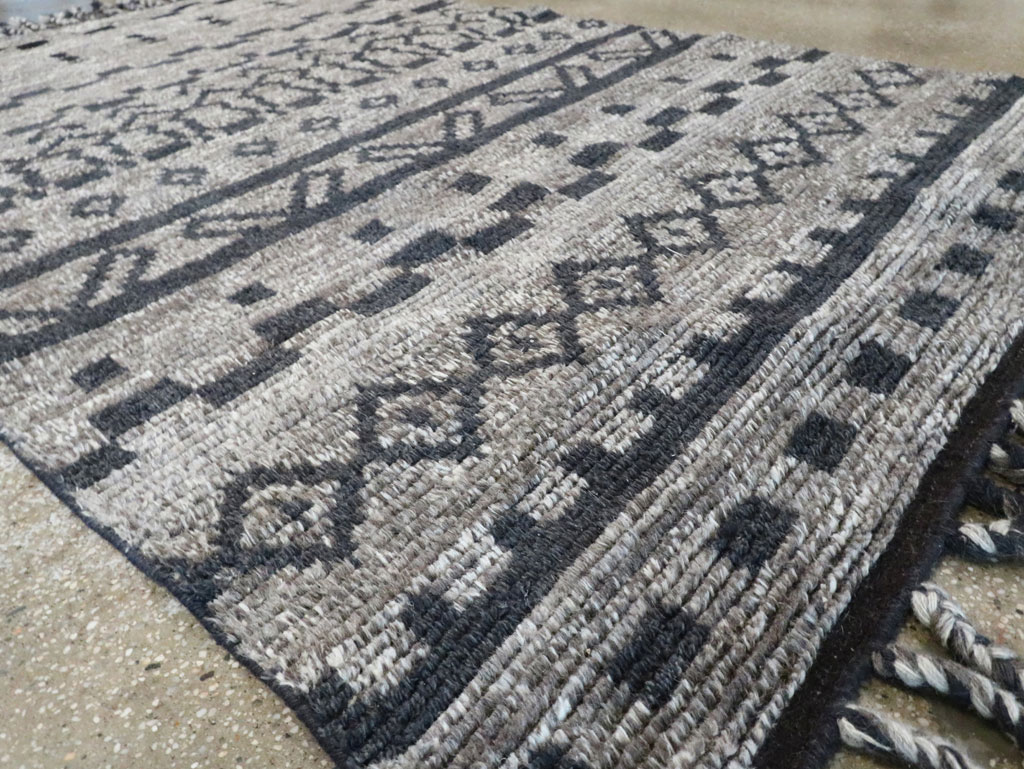 Contemporary Moroccan Inspired Accent Rug, No.30305 - Galerie Shabab